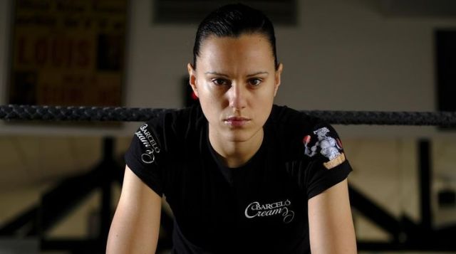 La boxeadora Joana Pastrana delante del ring.