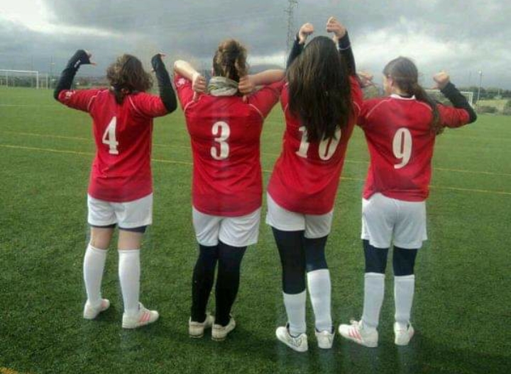 Irene González junto a sus compañeras de equipo mostrando sus dorsales. 