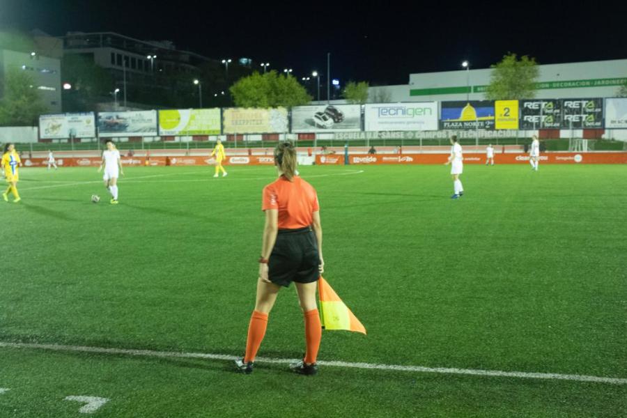 Arbitra en un partido de la Liga Iberdrola